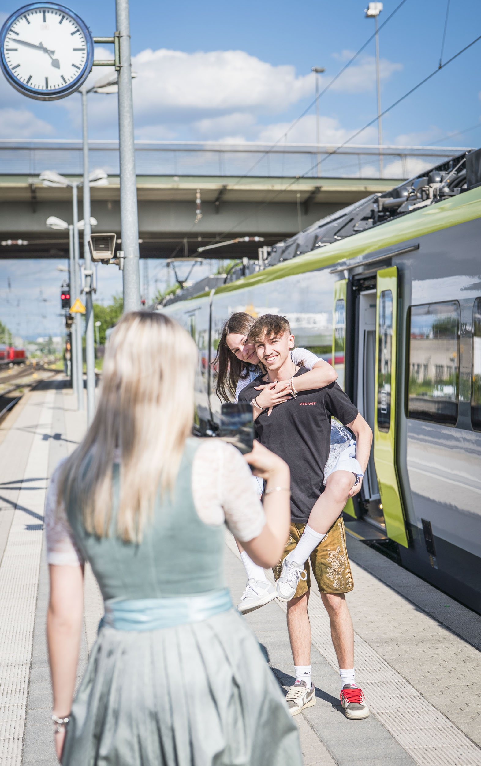 Mehr über den Artikel erfahren Zusätzliche Züge zum Gäubodenvolksfest Straubing