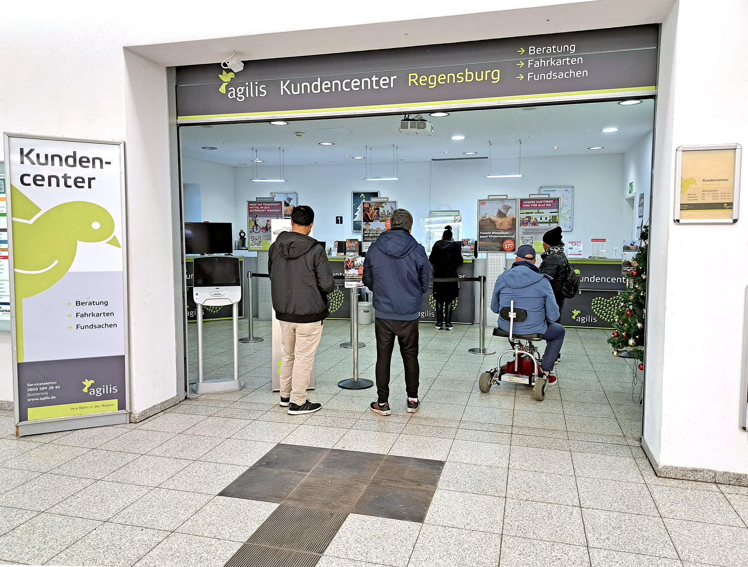 Mehr über den Artikel erfahren Auch 2026 noch Fernverkehrstickets im personenbedienten Verkauf in Regensburg