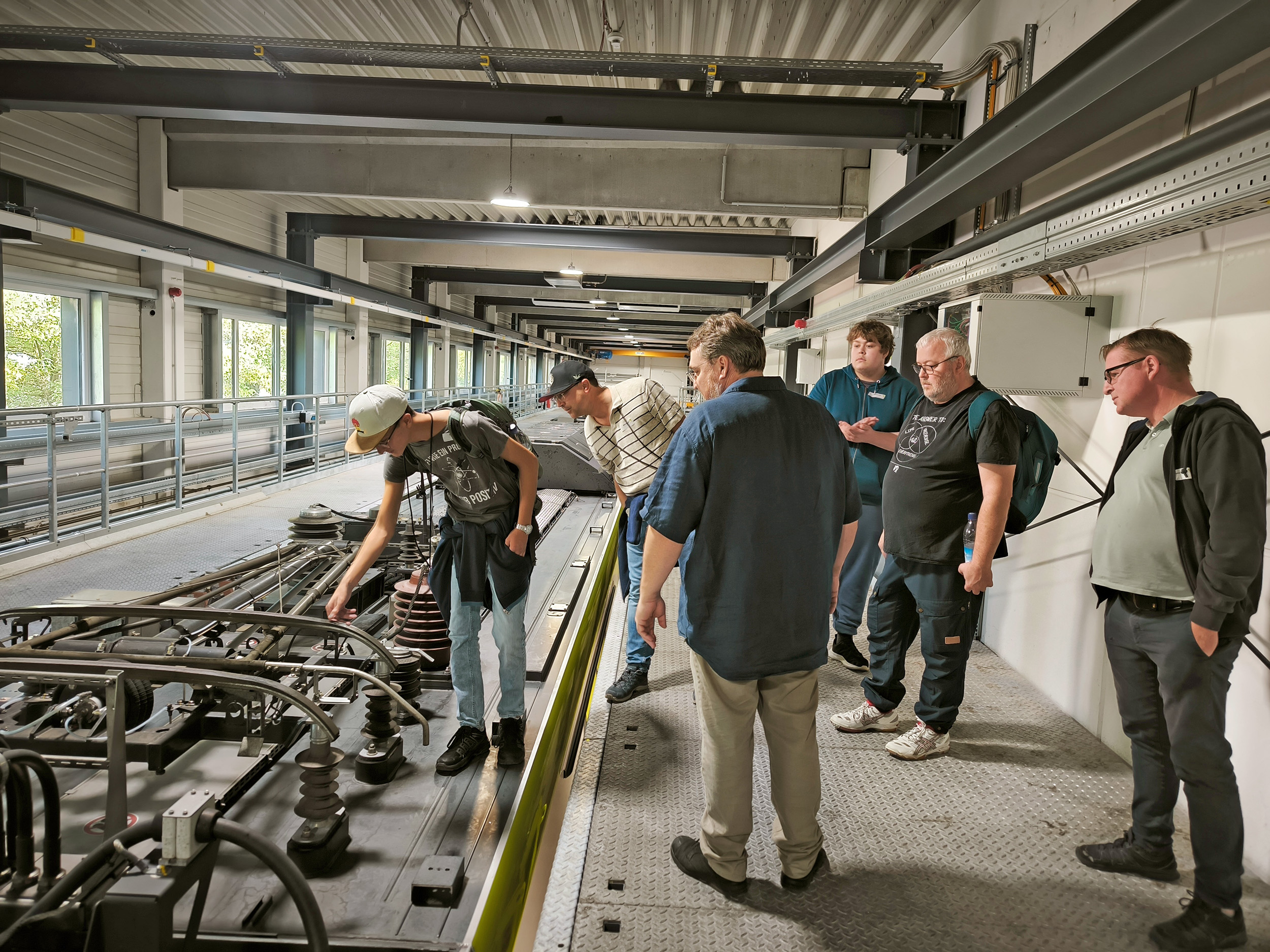 Mehr über den Artikel erfahren Auf und unter den Zug: Tag der Schiene in der agilis-Werkstatt